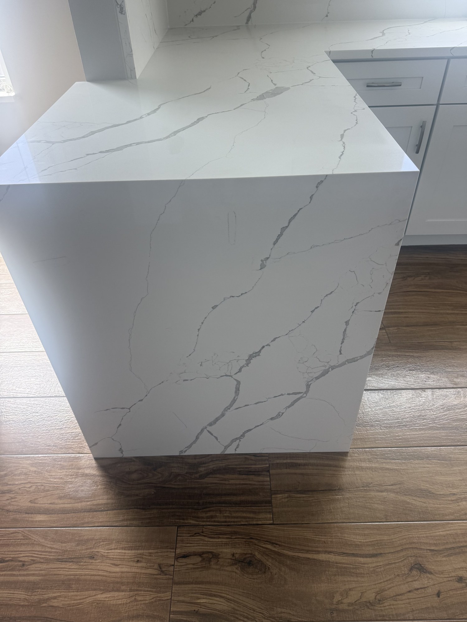 Waterfall edge detail on a veined stone island